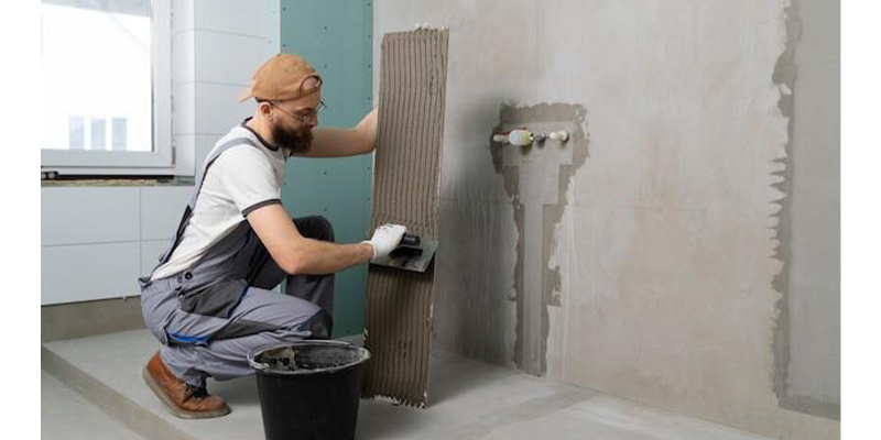 hombre joven construyendo un baño.